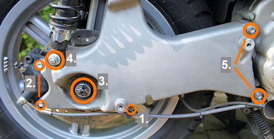 Motorroller - Hinterrad  abbauen
